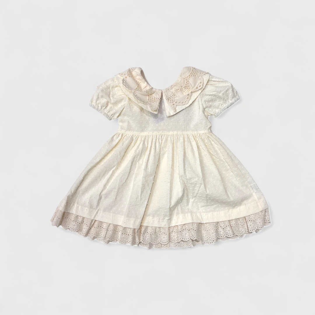 Белое платье с воротником