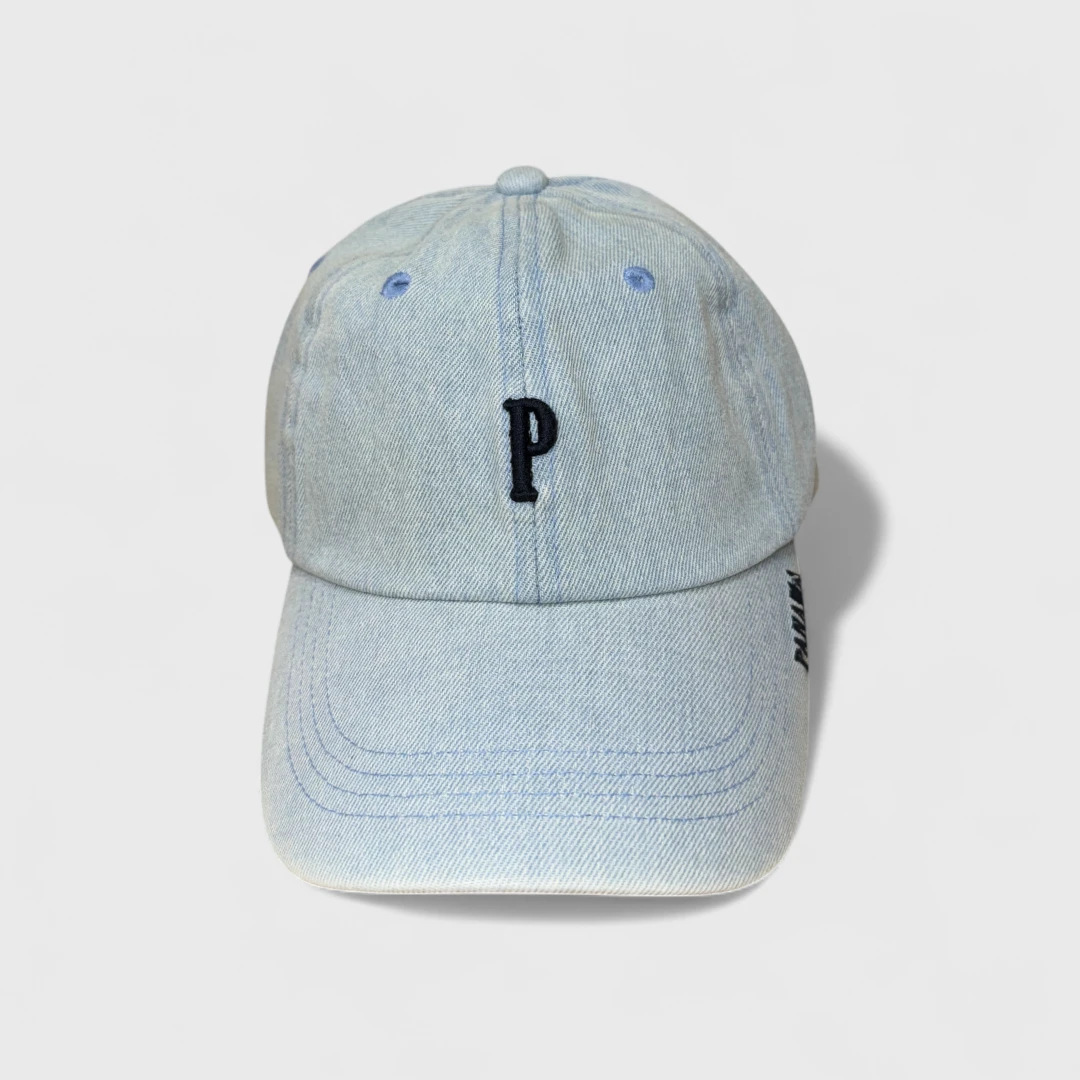 Светло-синяя бейсболка с буквами P