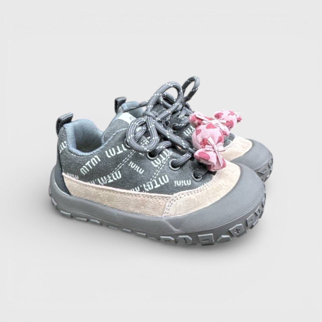 Серые кроссовки