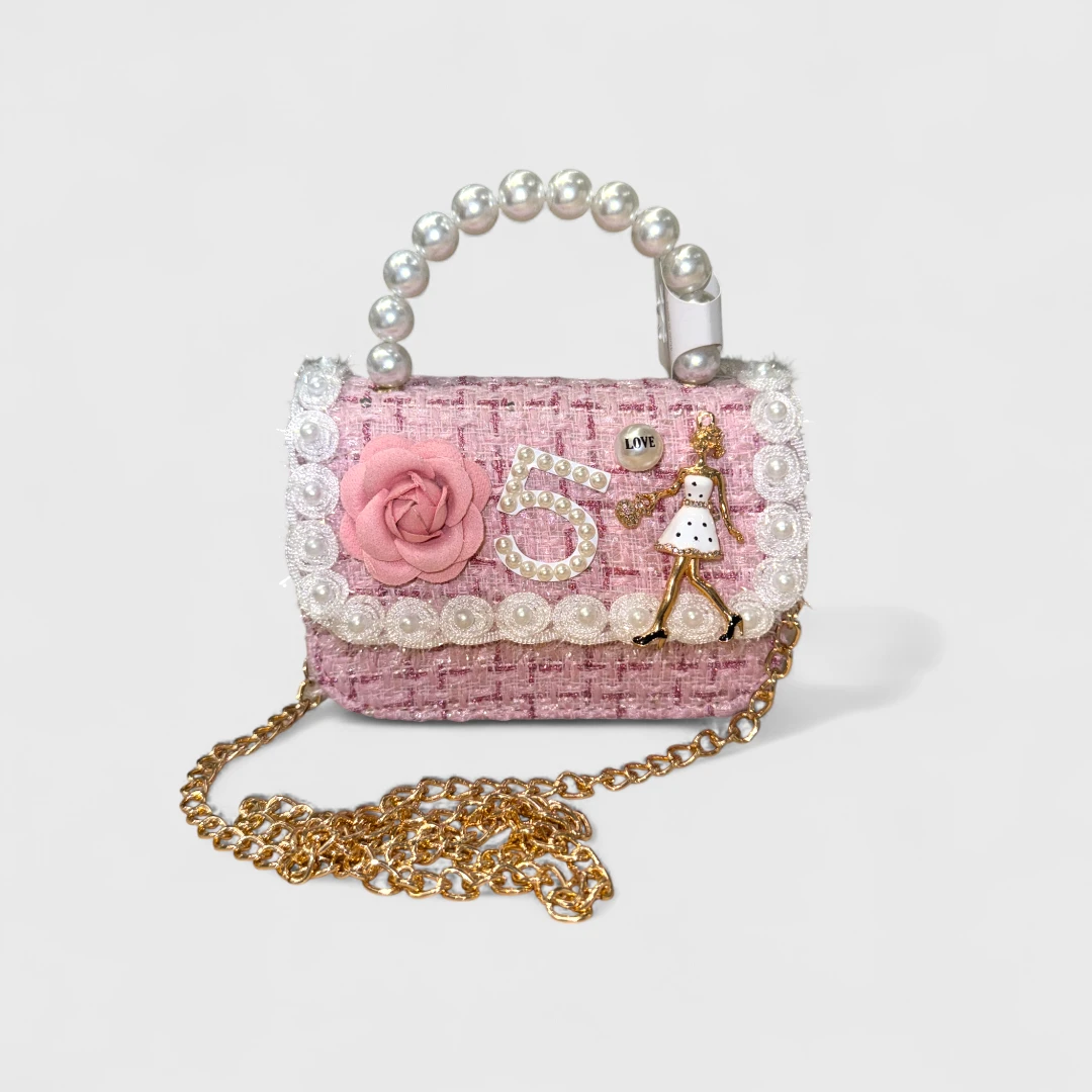 Розовая сумка с украшениями