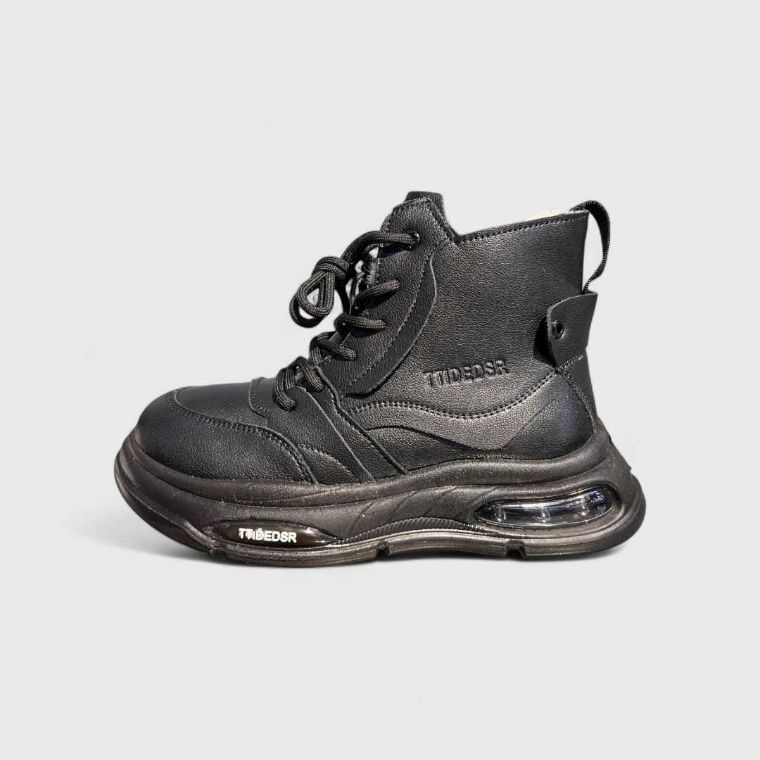 Черные зимние ботинки