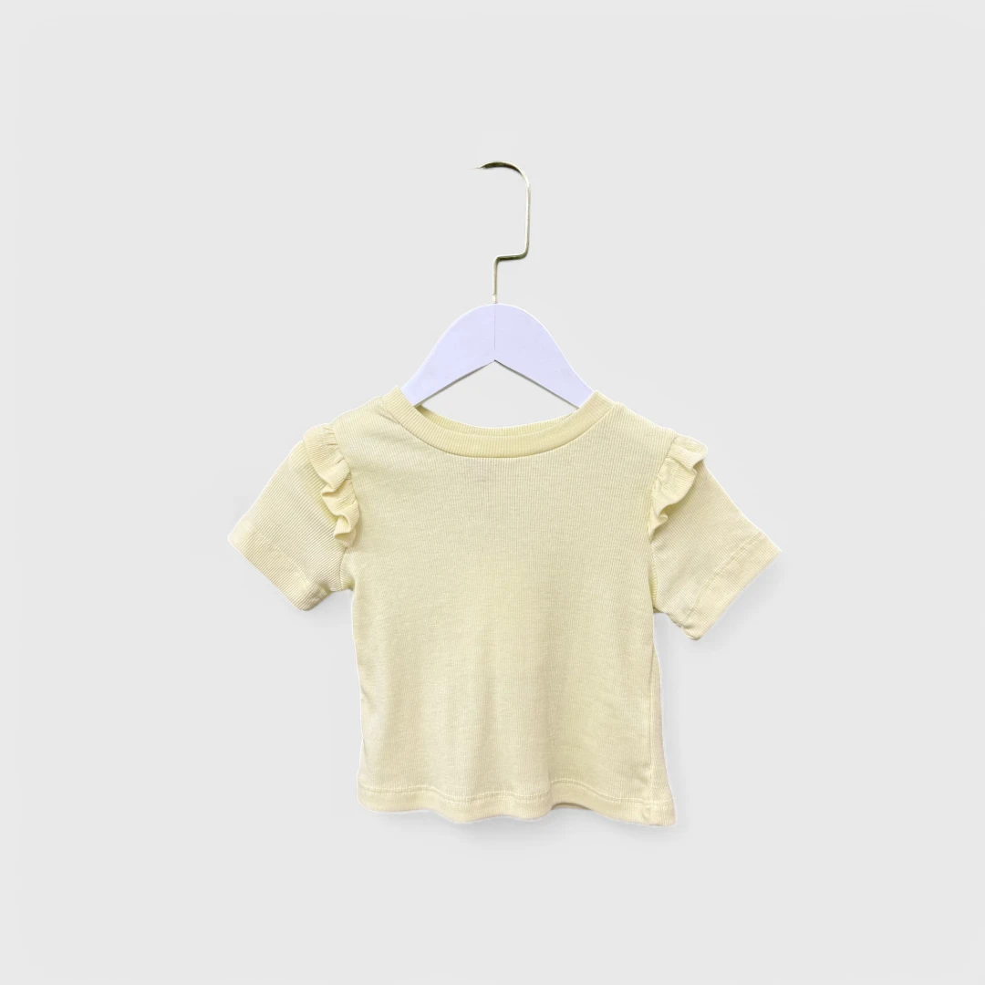 Желтая футболка с рюшами