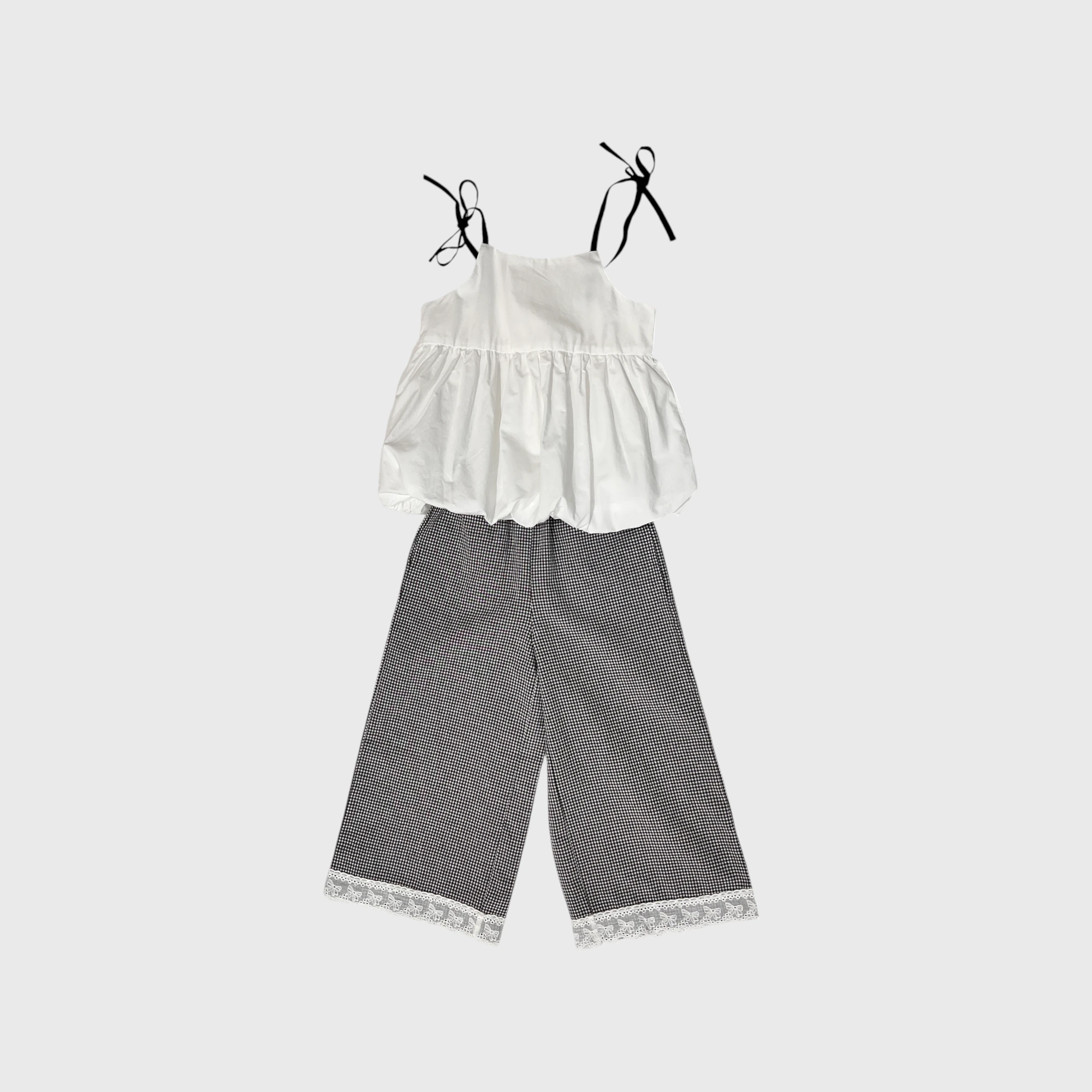 Белый топ с черными брюками