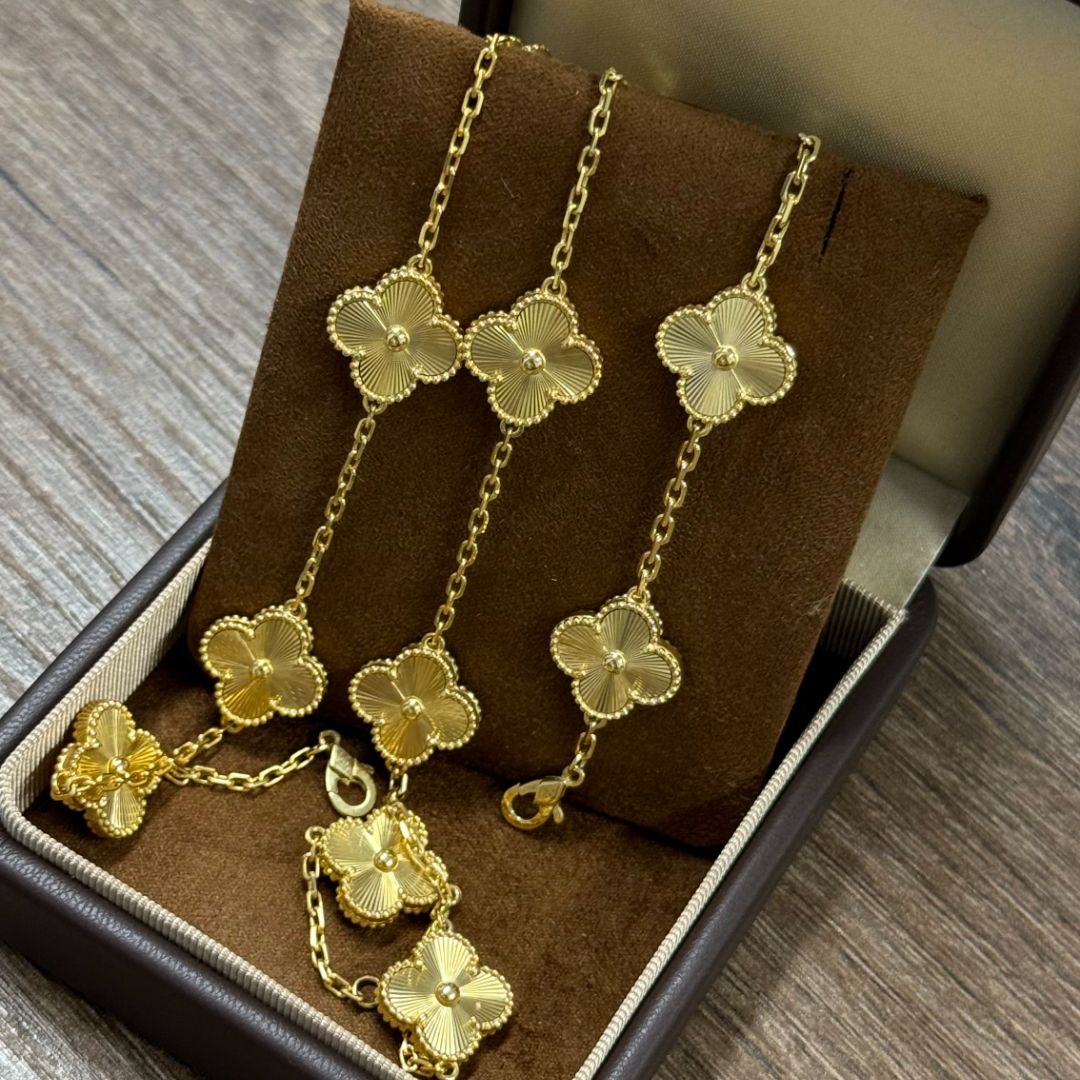 Золотой браслет с цветами