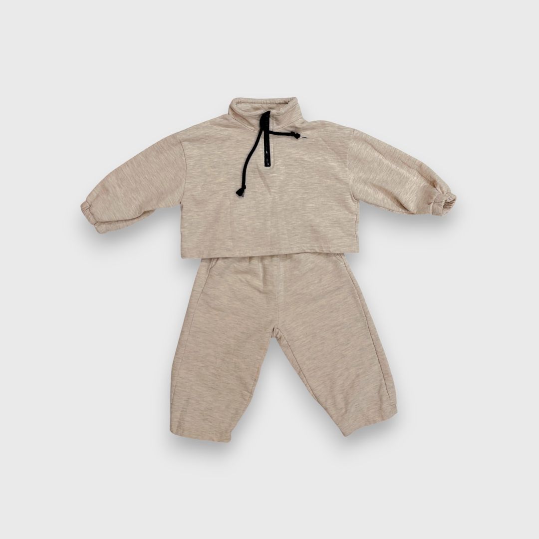 Бежевый комплект одежды для детей