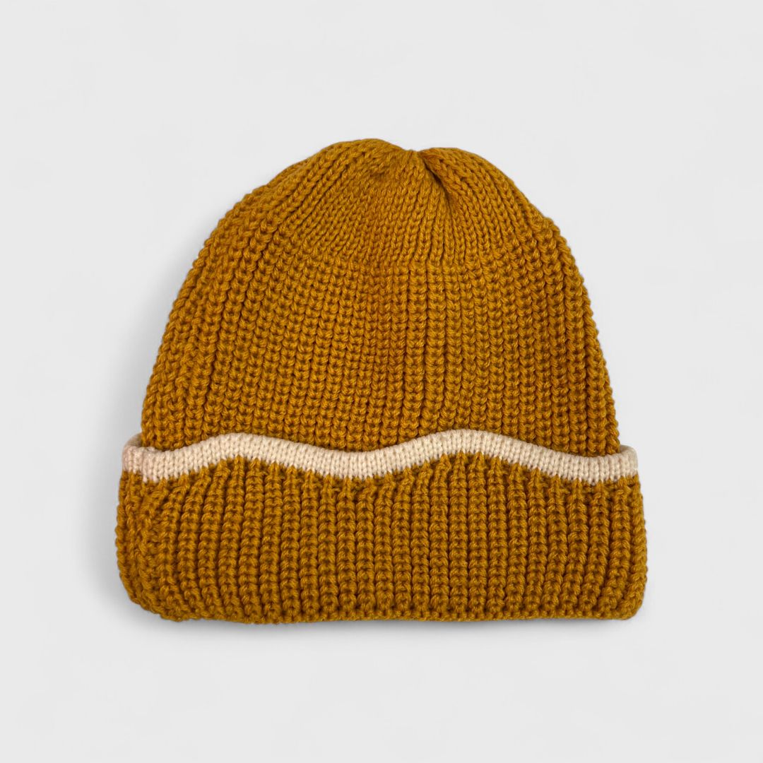 Горчичная шапка с отделкой бежевой