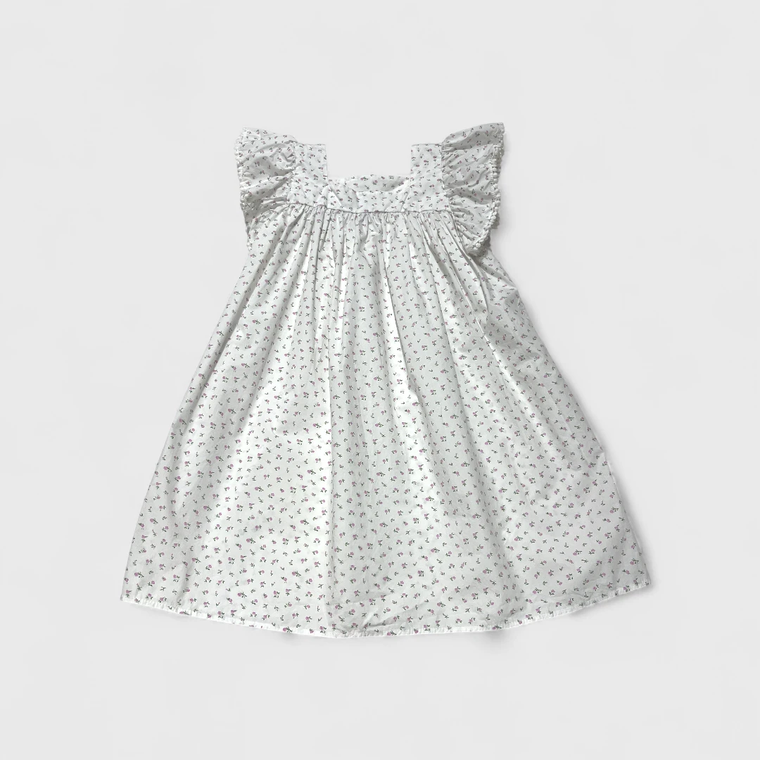 Белое платье с рюшами