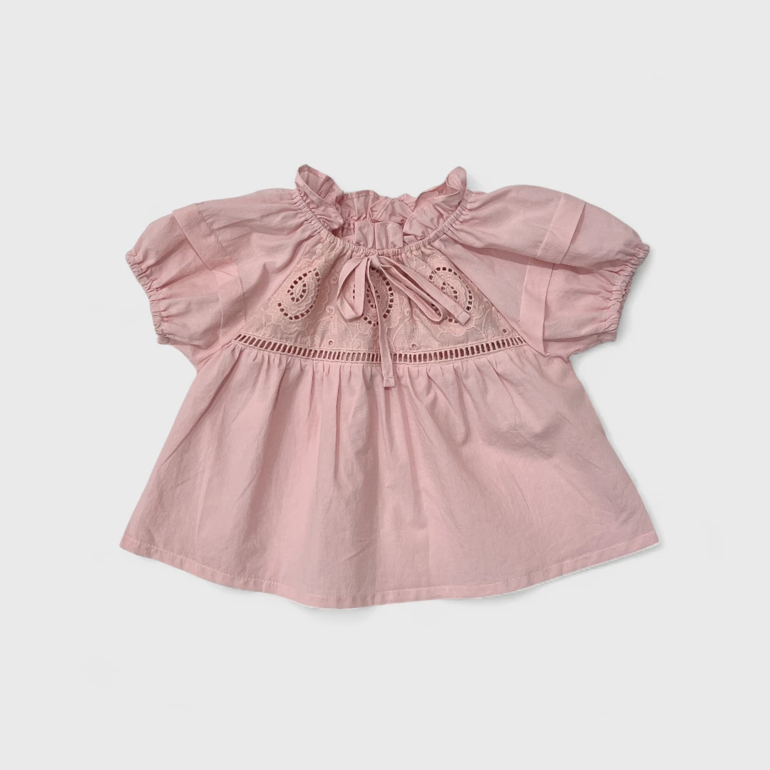 Розовая блузка с кружевом