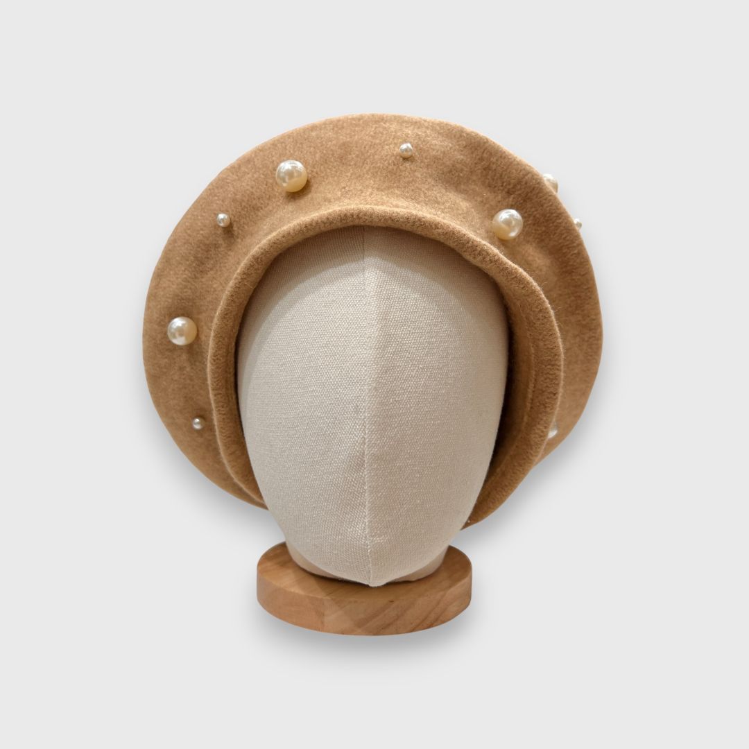 Бежевый берет с перлами
