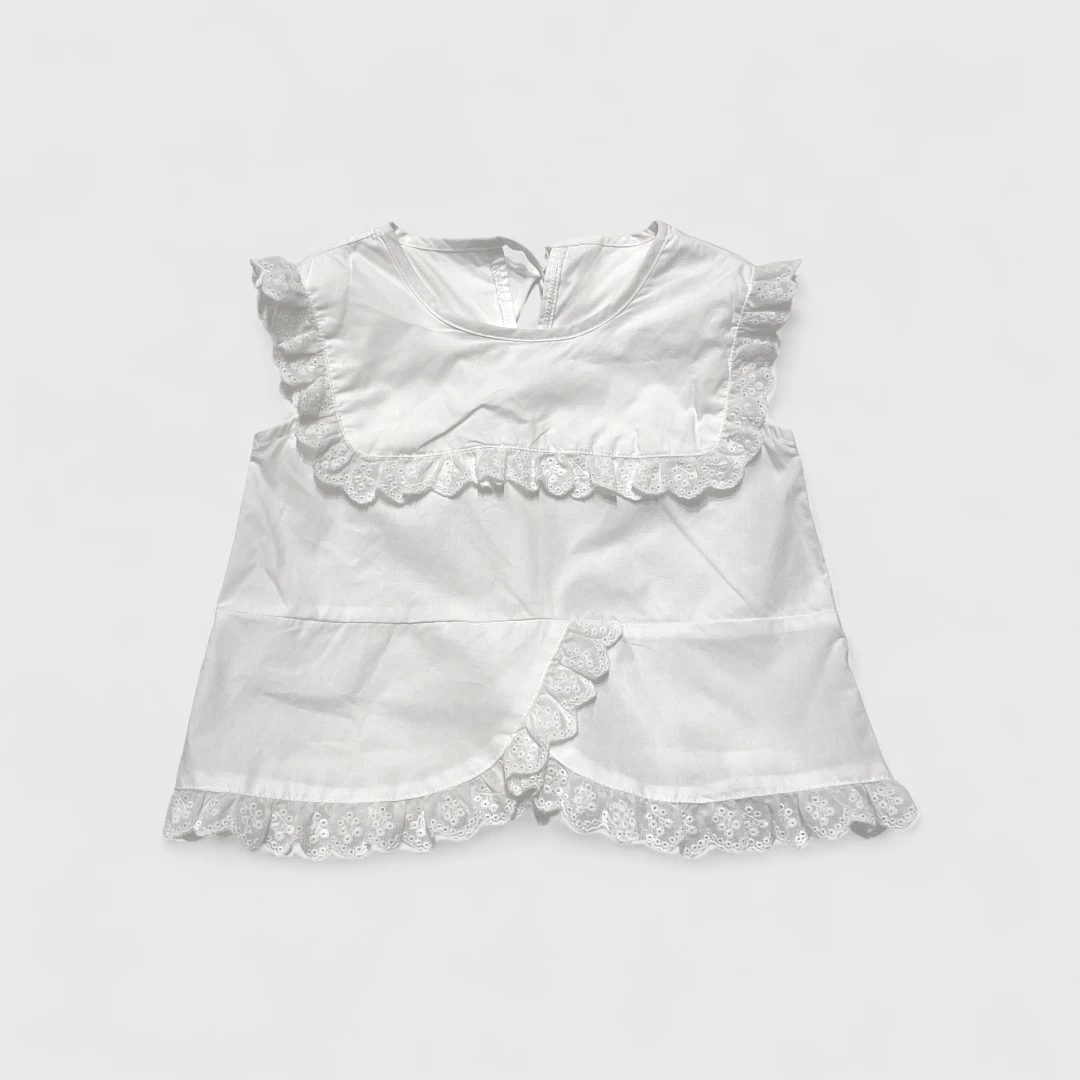 Белая блузка с рюшами