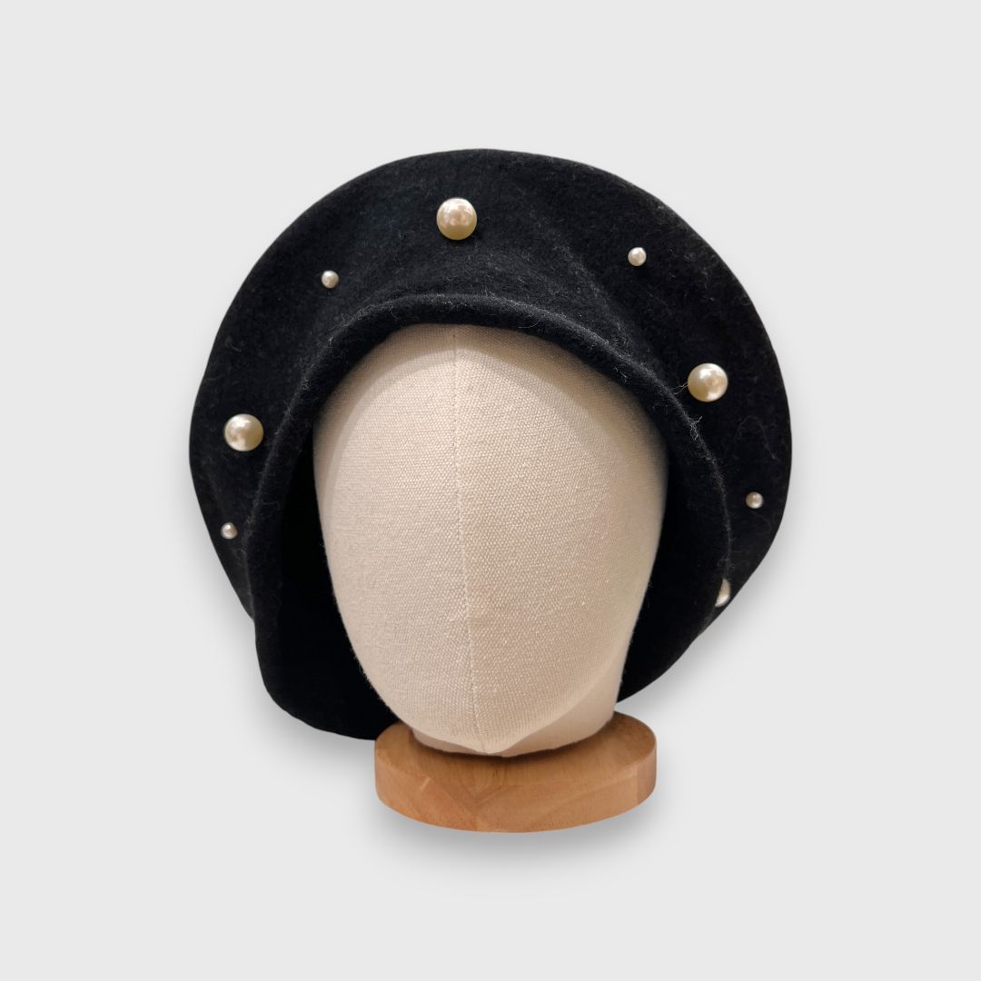 Черная шершавая шапка с перлами