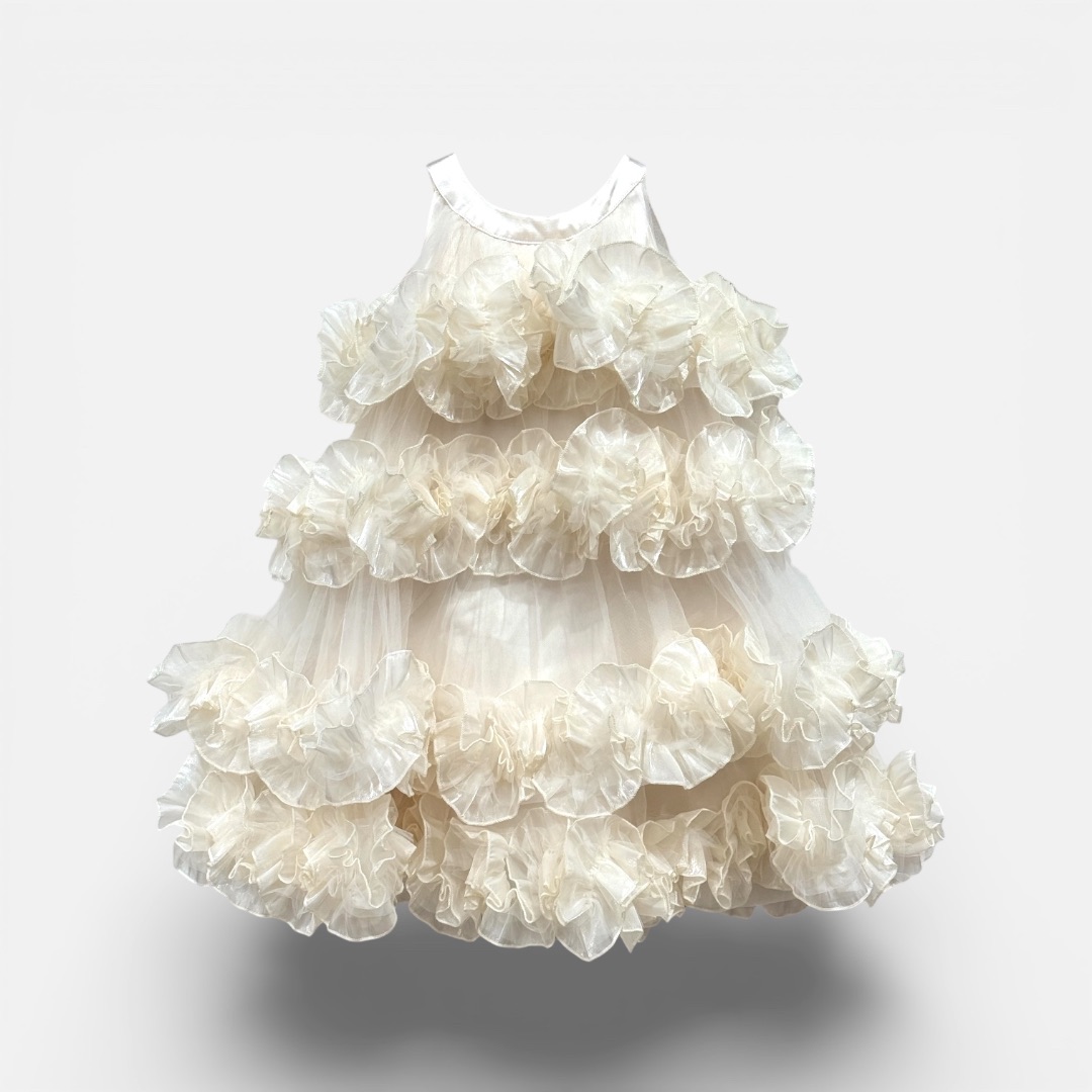 Белое платье с рюшами