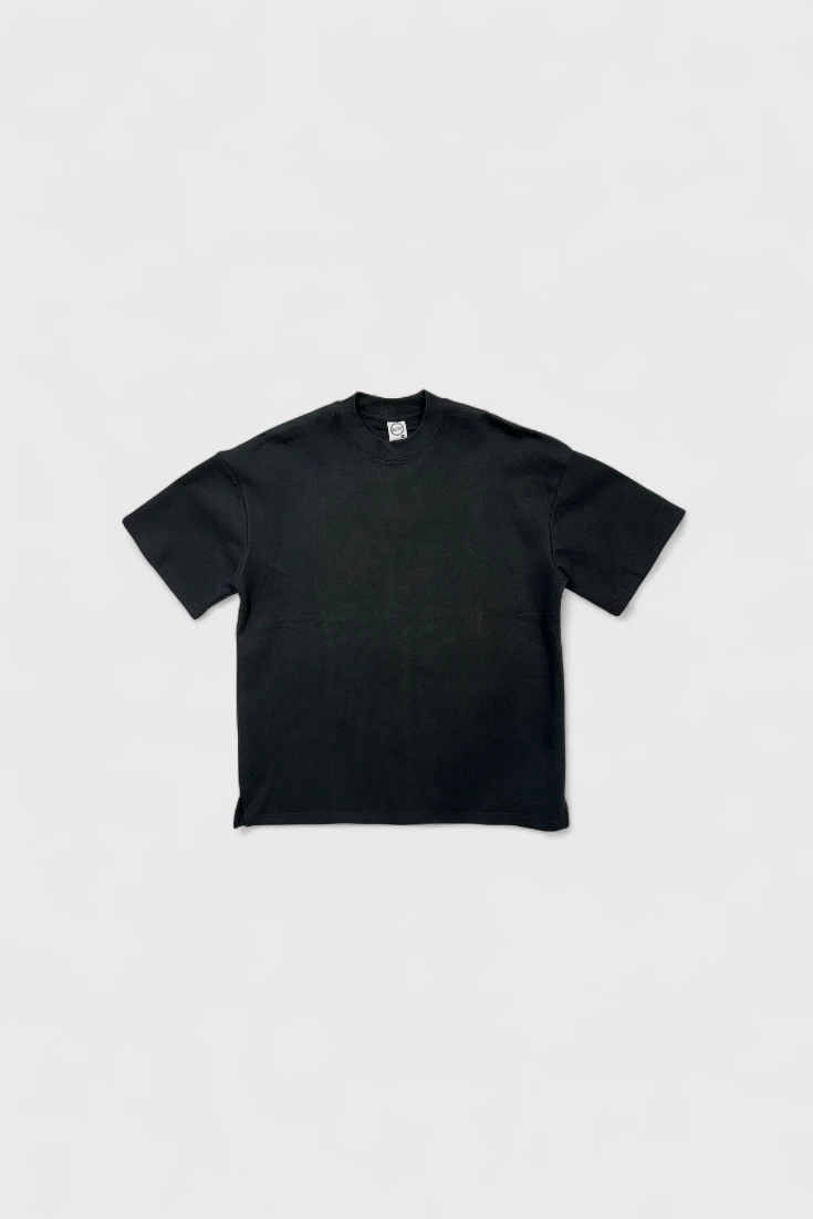 Черная футболка BGYO