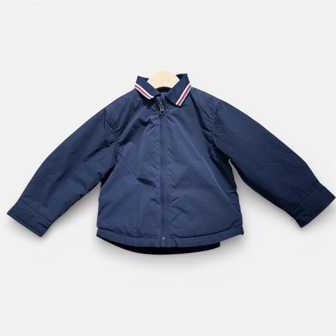 Темно-синяя куртка с воротником