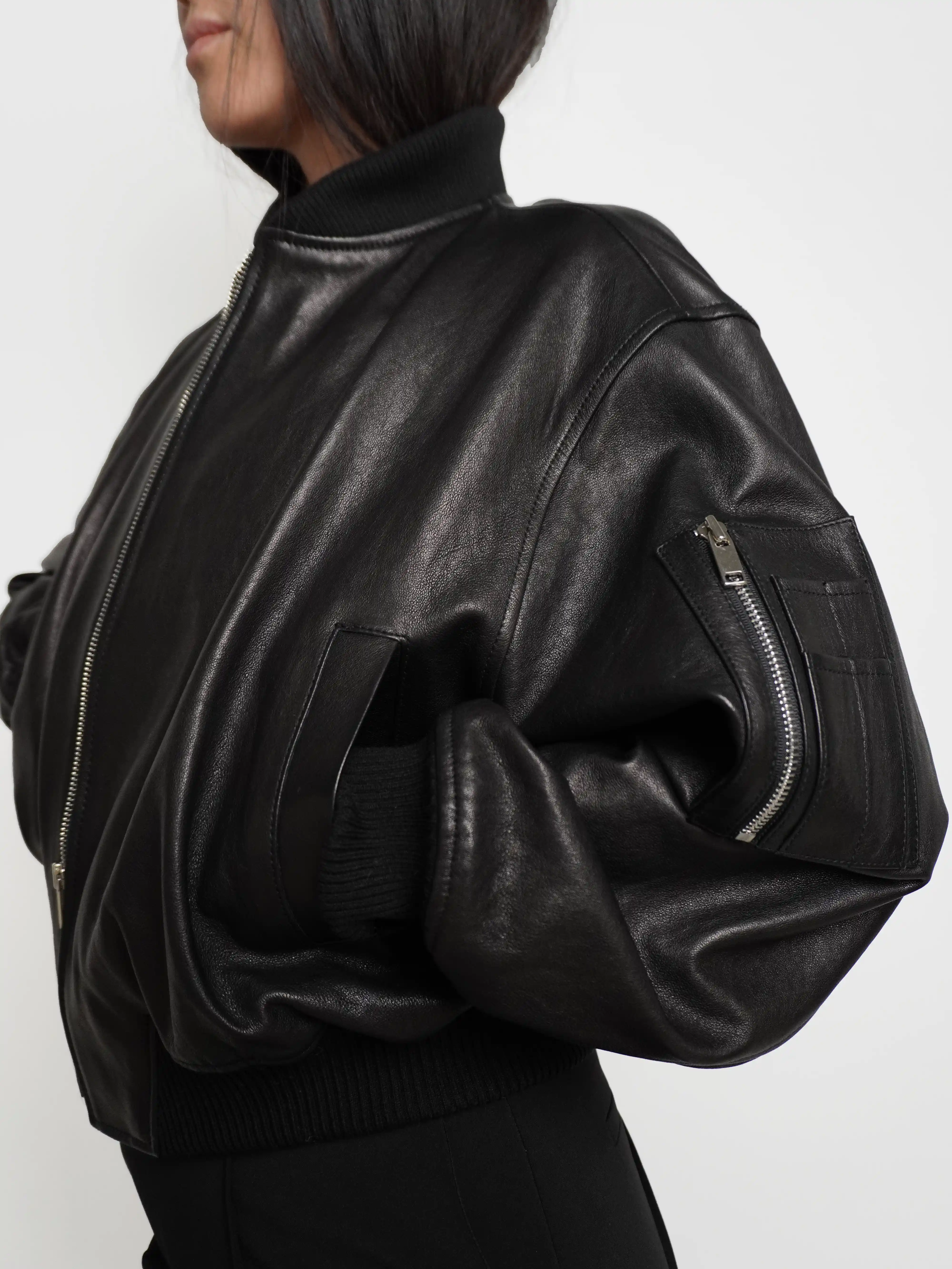 Черная кожаная куртка бомбер