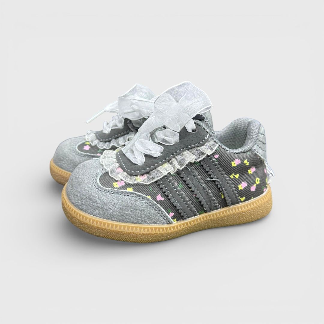Серые кроссовки с рюшами