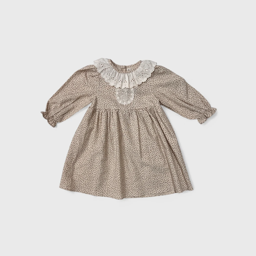 Бежевое платье с кружевным воротником