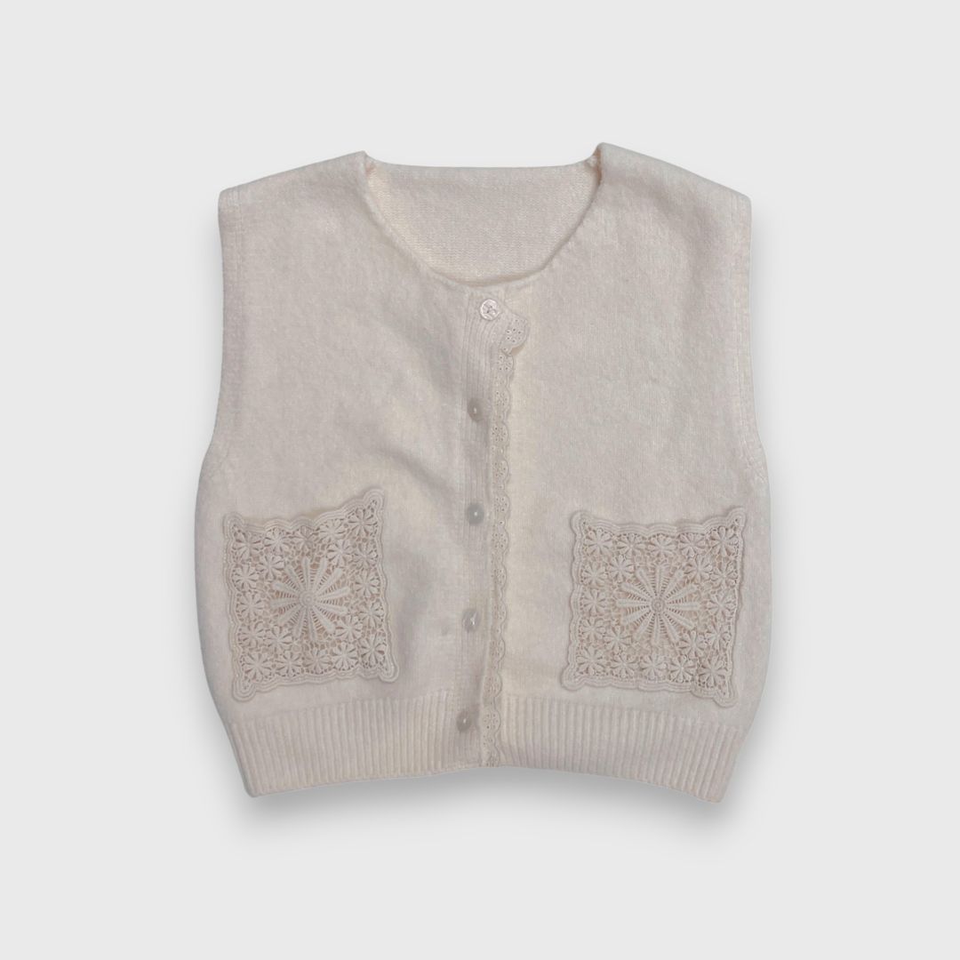Белый вязаный жилет с кружевом