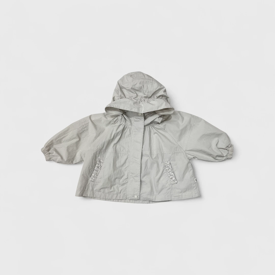 Серая куртка с капюшоном