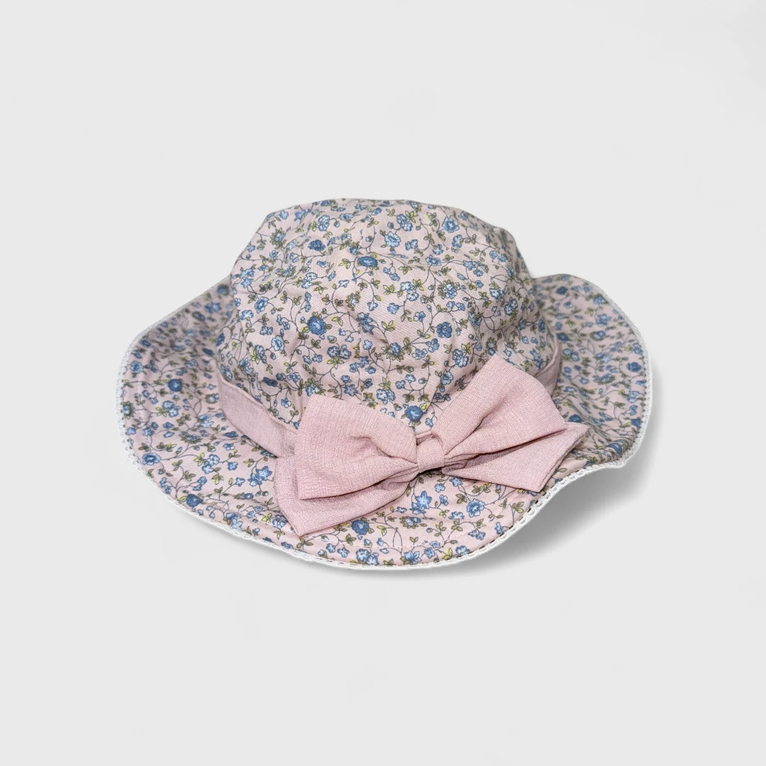 Цветная шляпа с цветами и бантом