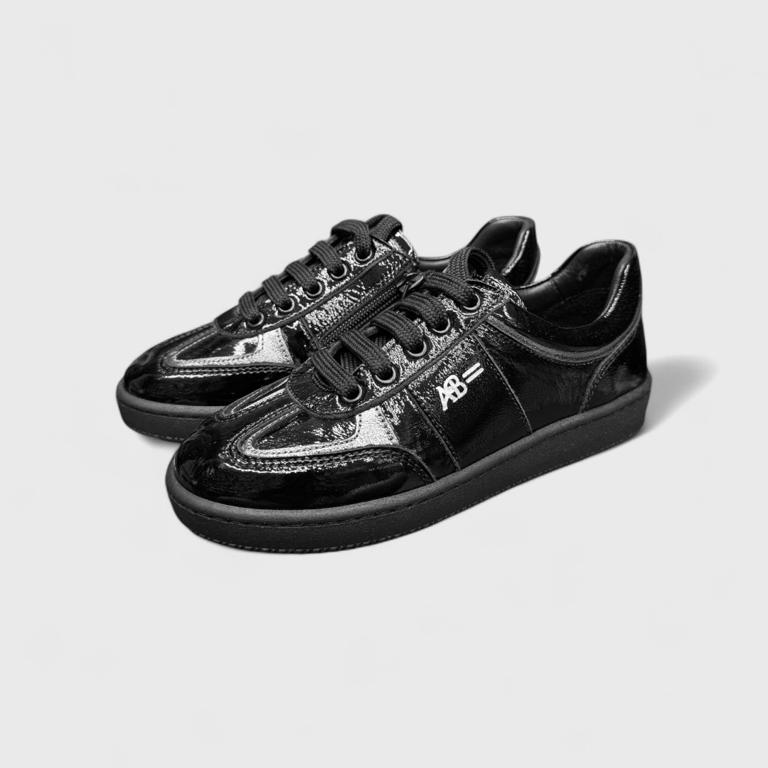 Черные лакированные кроссовки