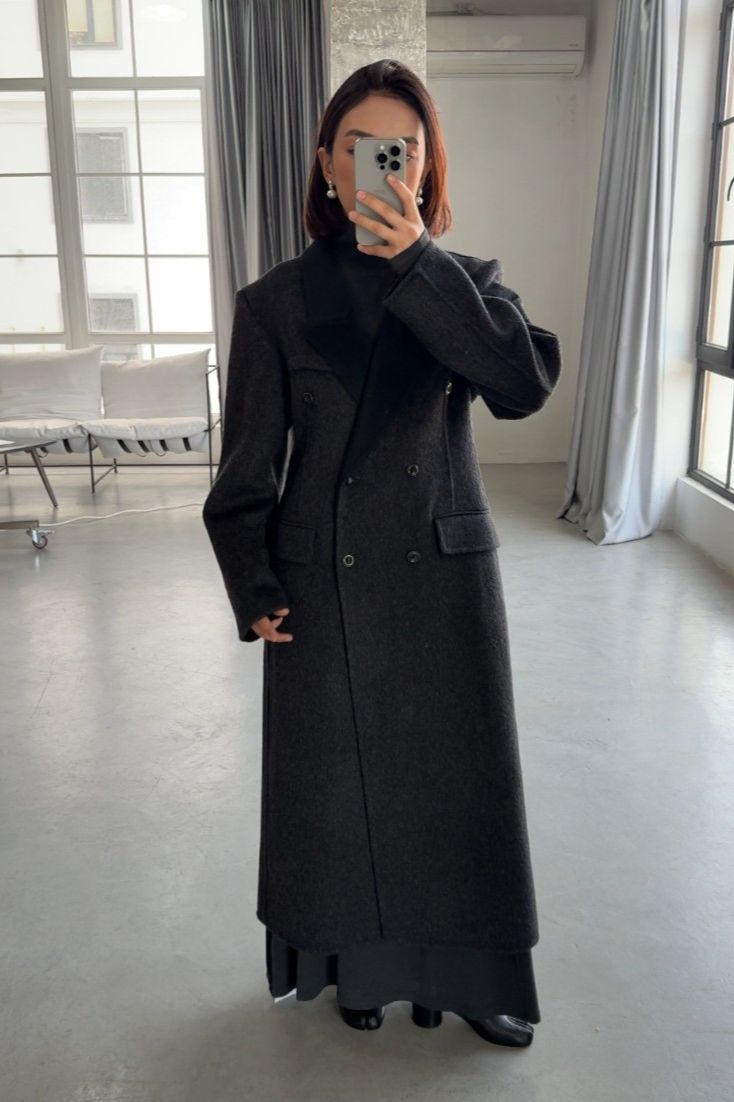 Cерое пальто с двубортным кроем