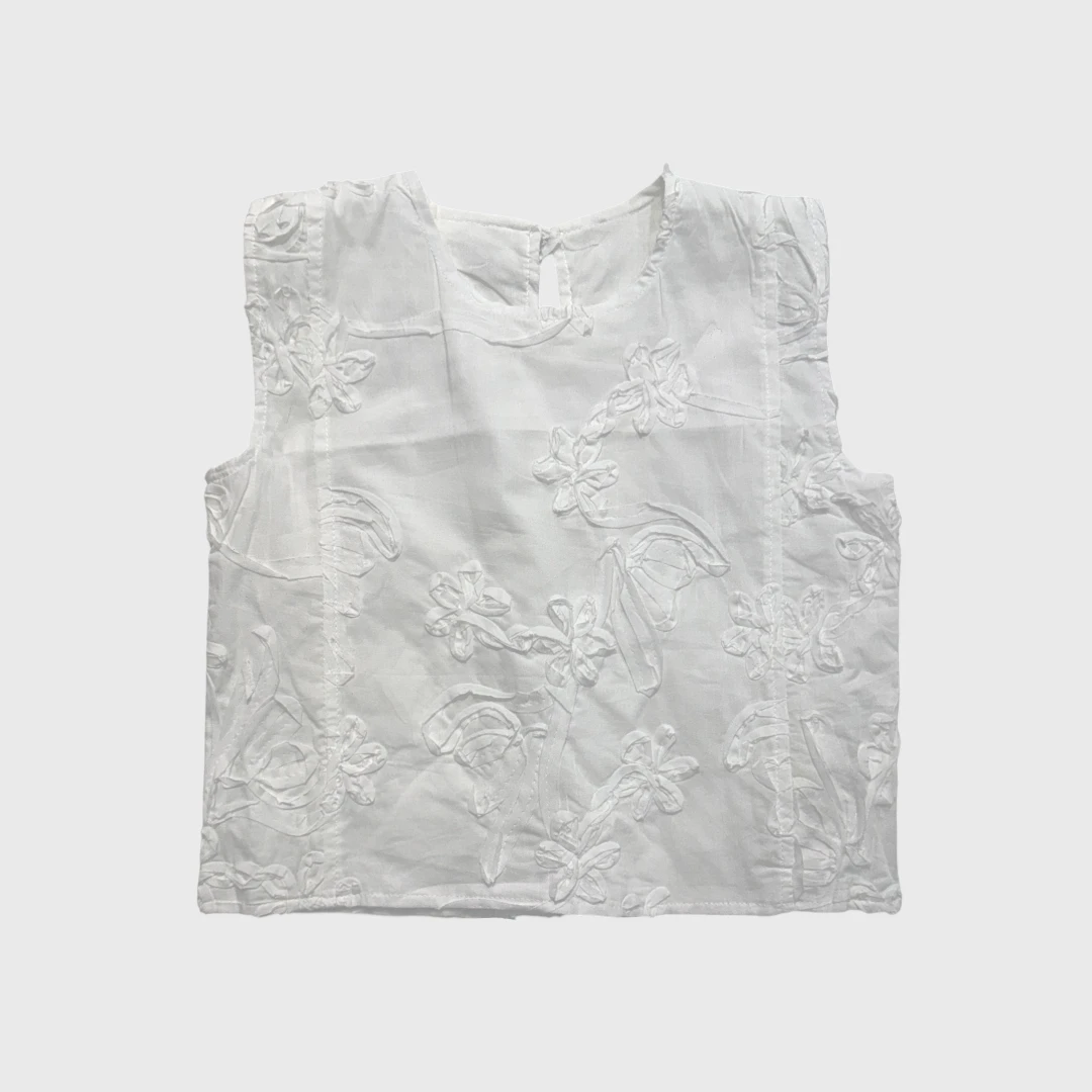 Белая блузка с вышивкой