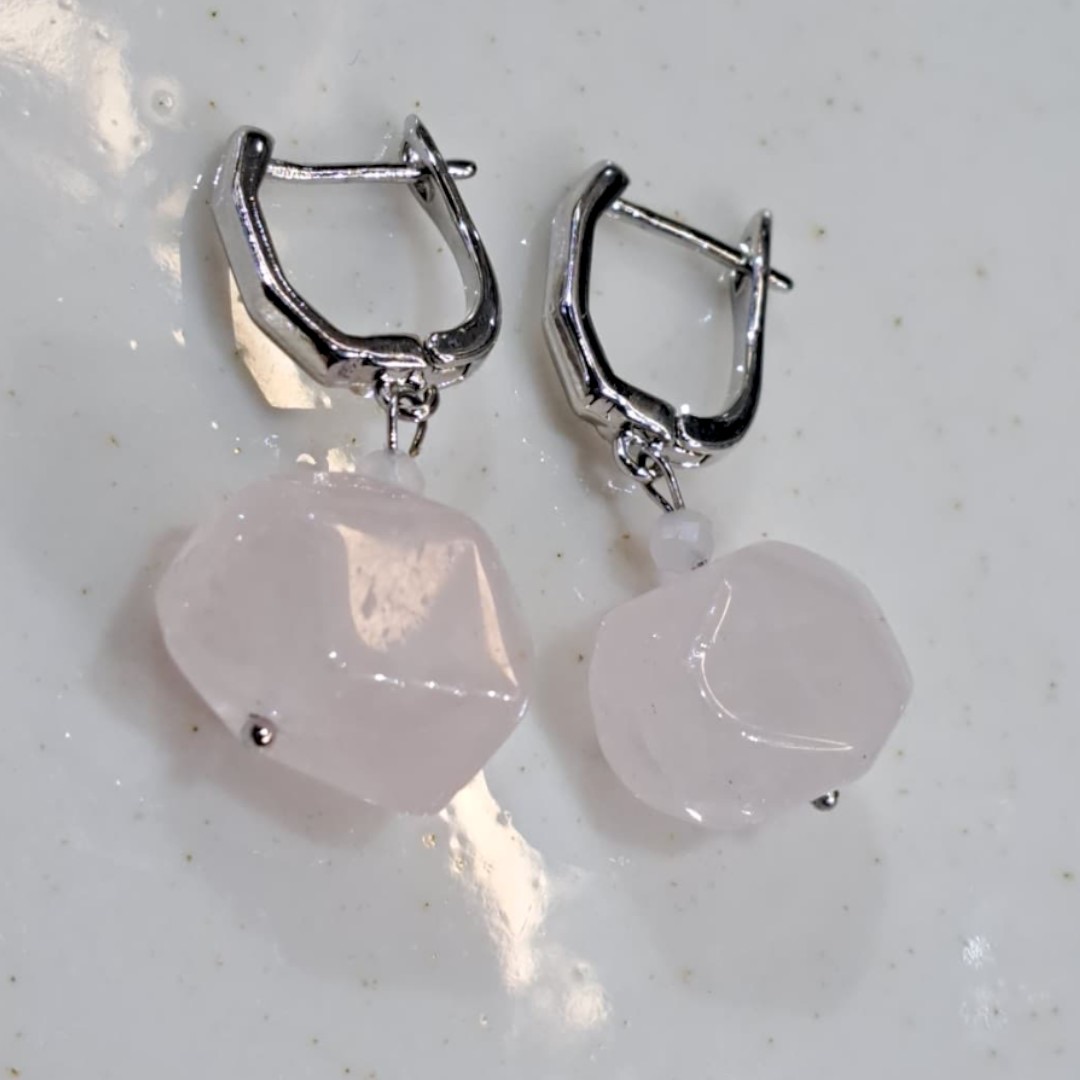 Розовые серьги из розового кварца
