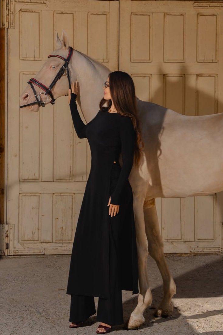 Shakira set in black