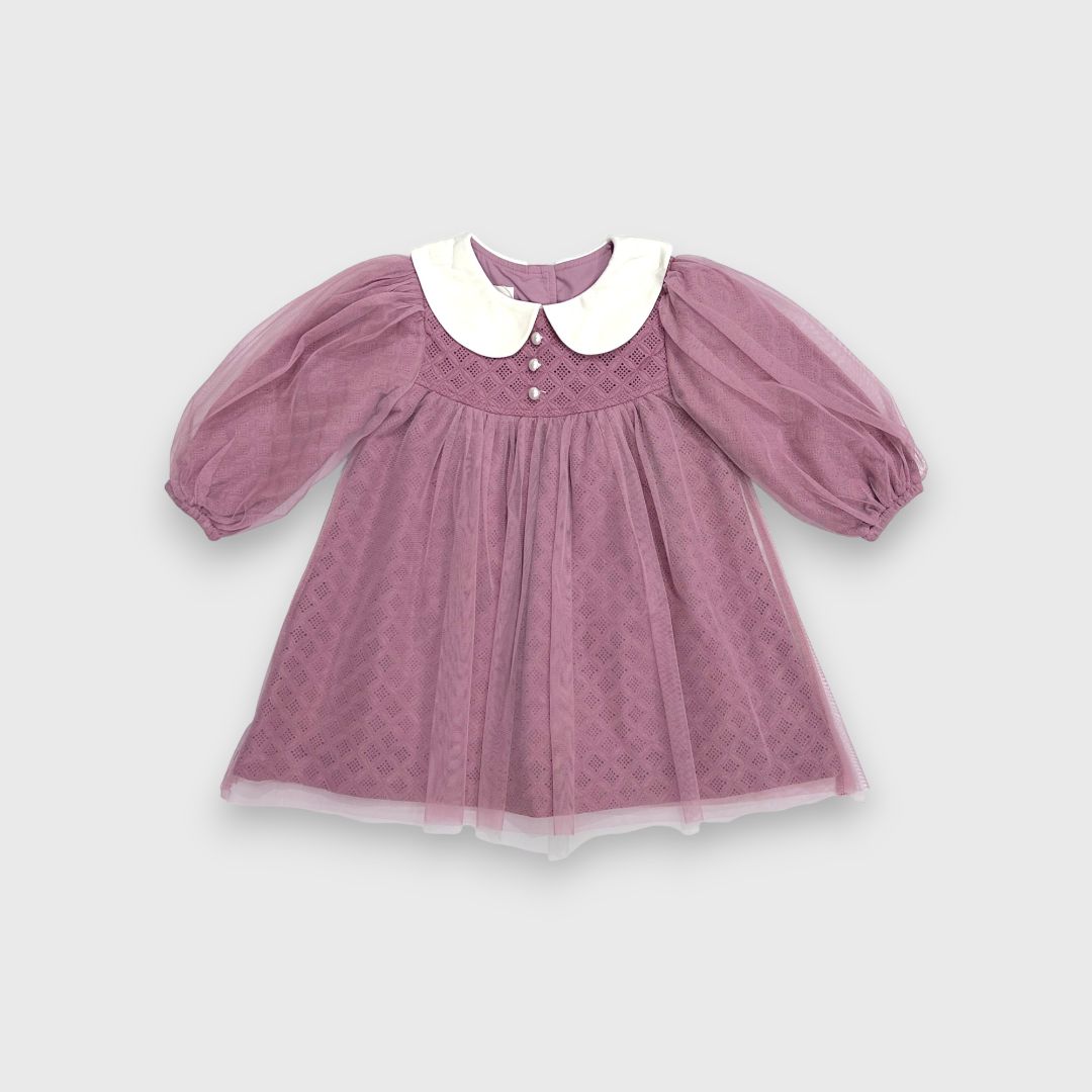 Пурпурное платье с белым воротником