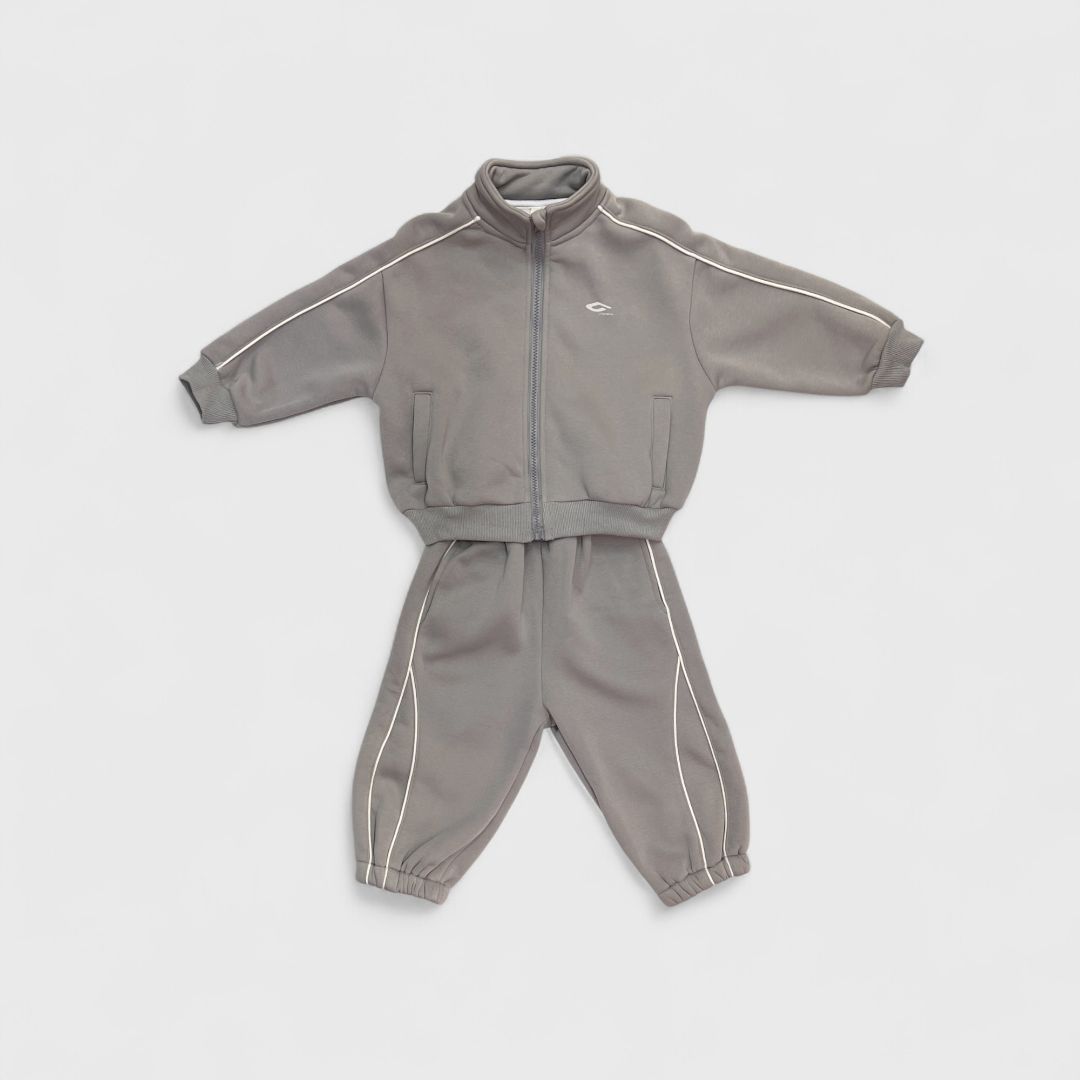 Серый спортивный костюм