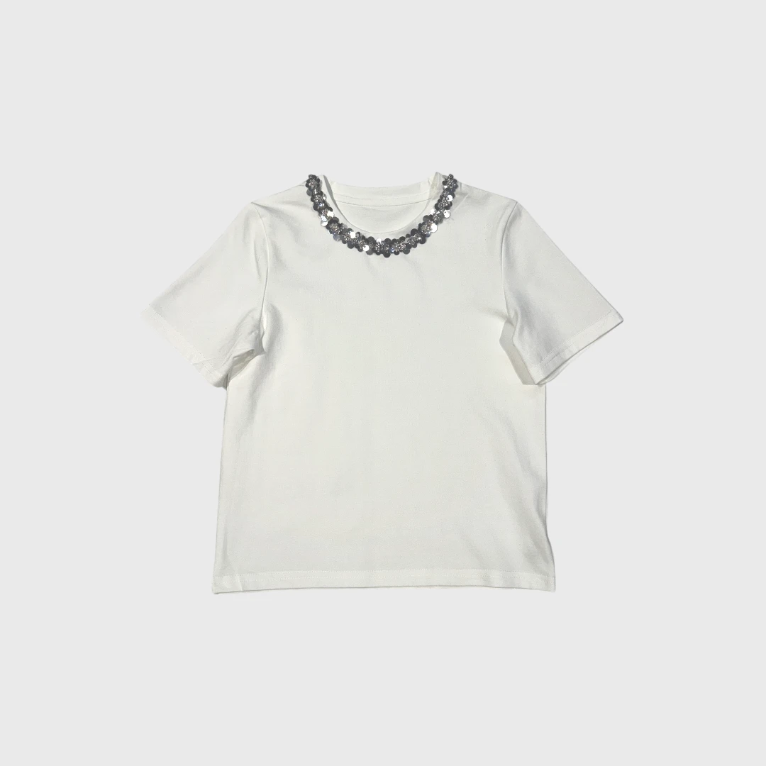 Белая футболка с декором