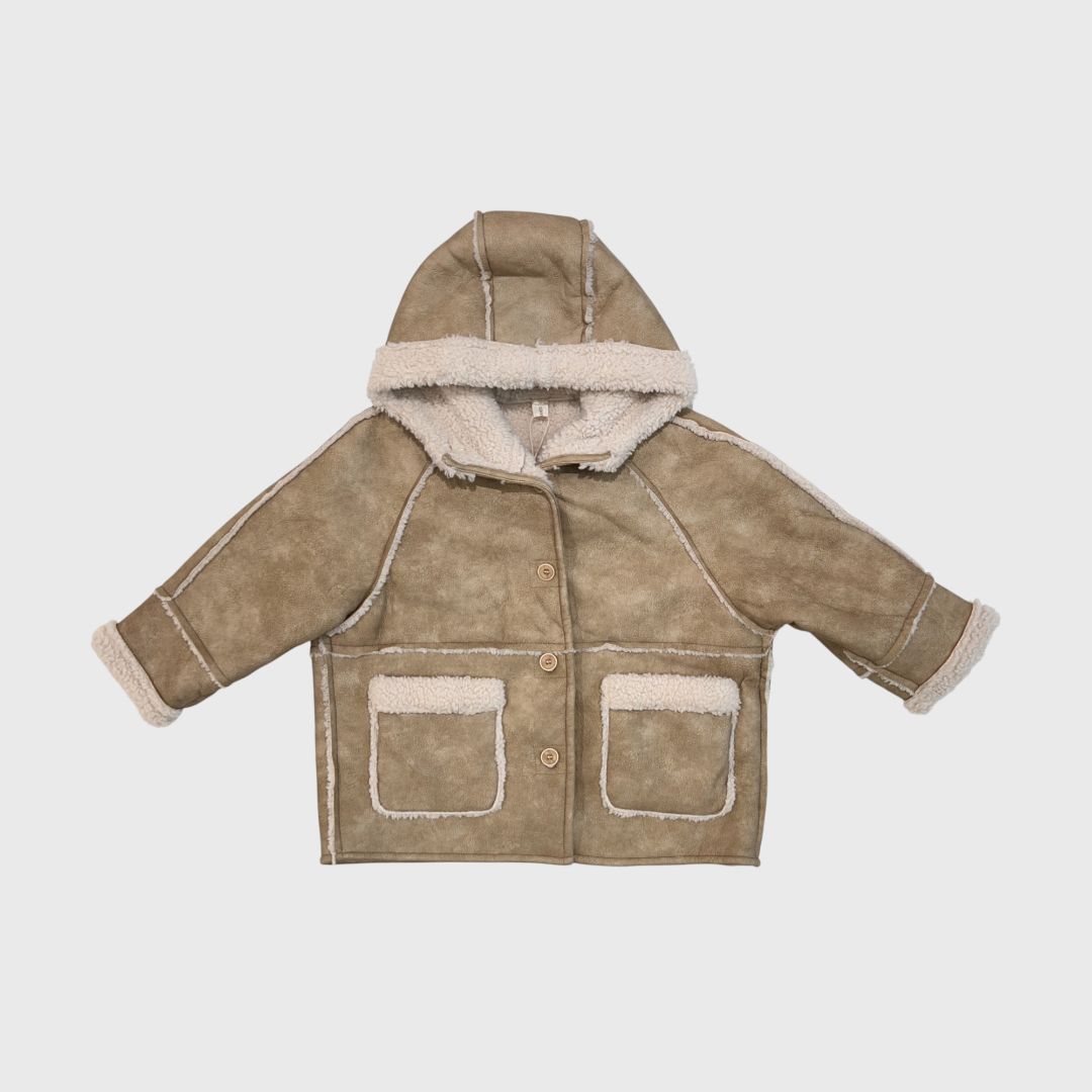 Коричневая куртка с капюшоном