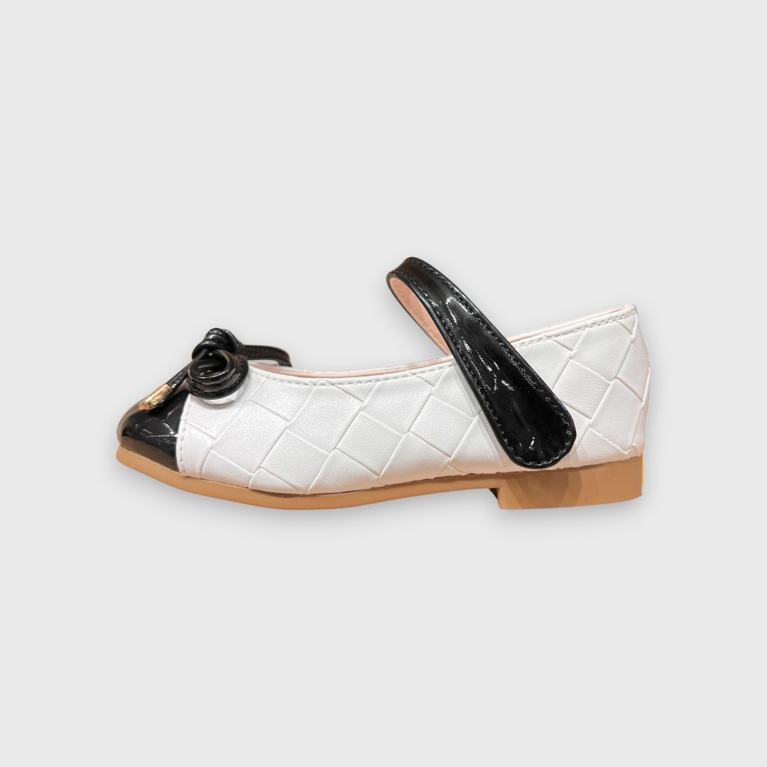 Белые балетки с черным носком