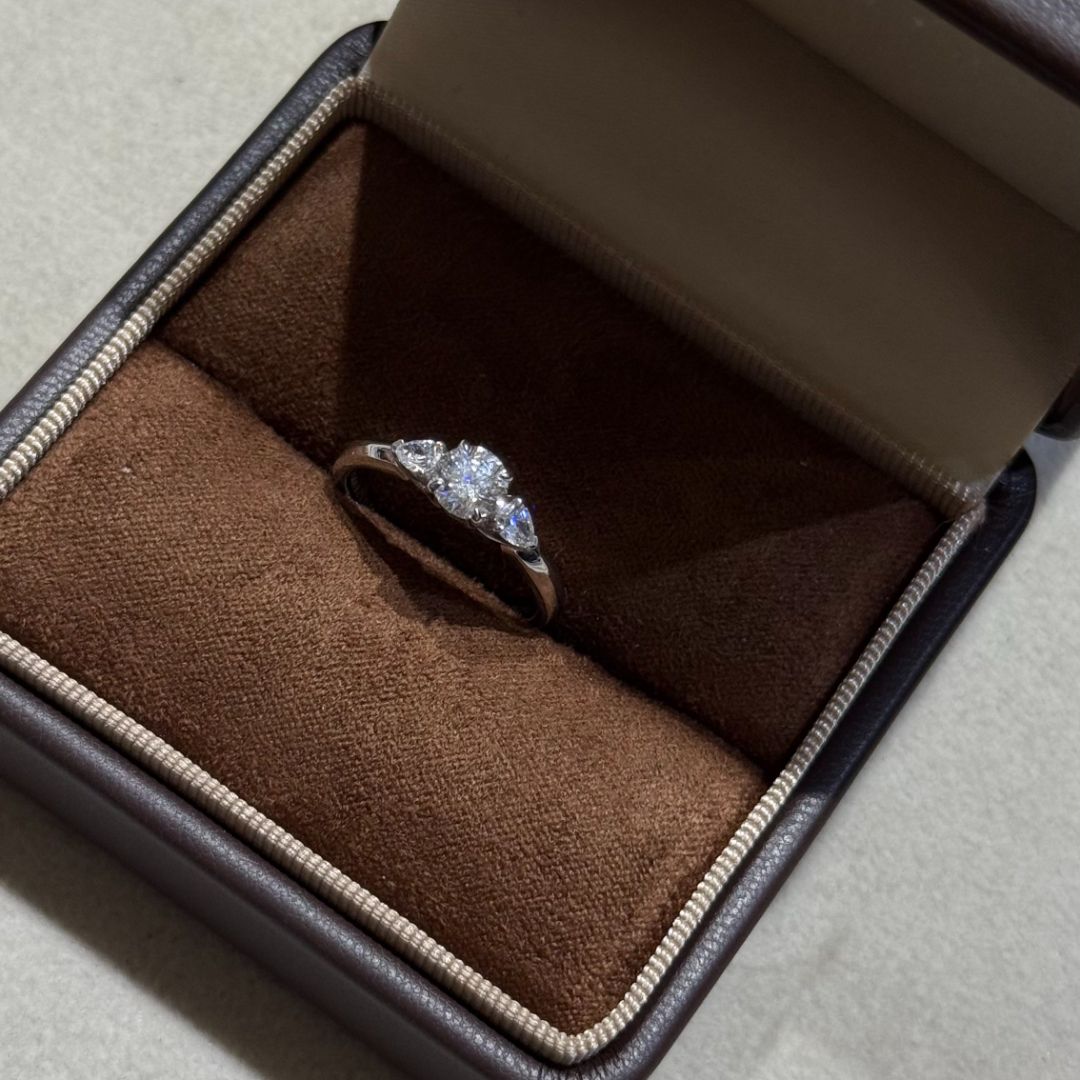 Золотое кольцо с камнями