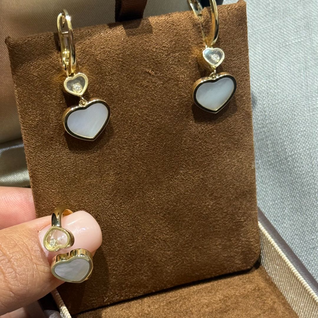 Золотые серьги и кольцо в форме сердца