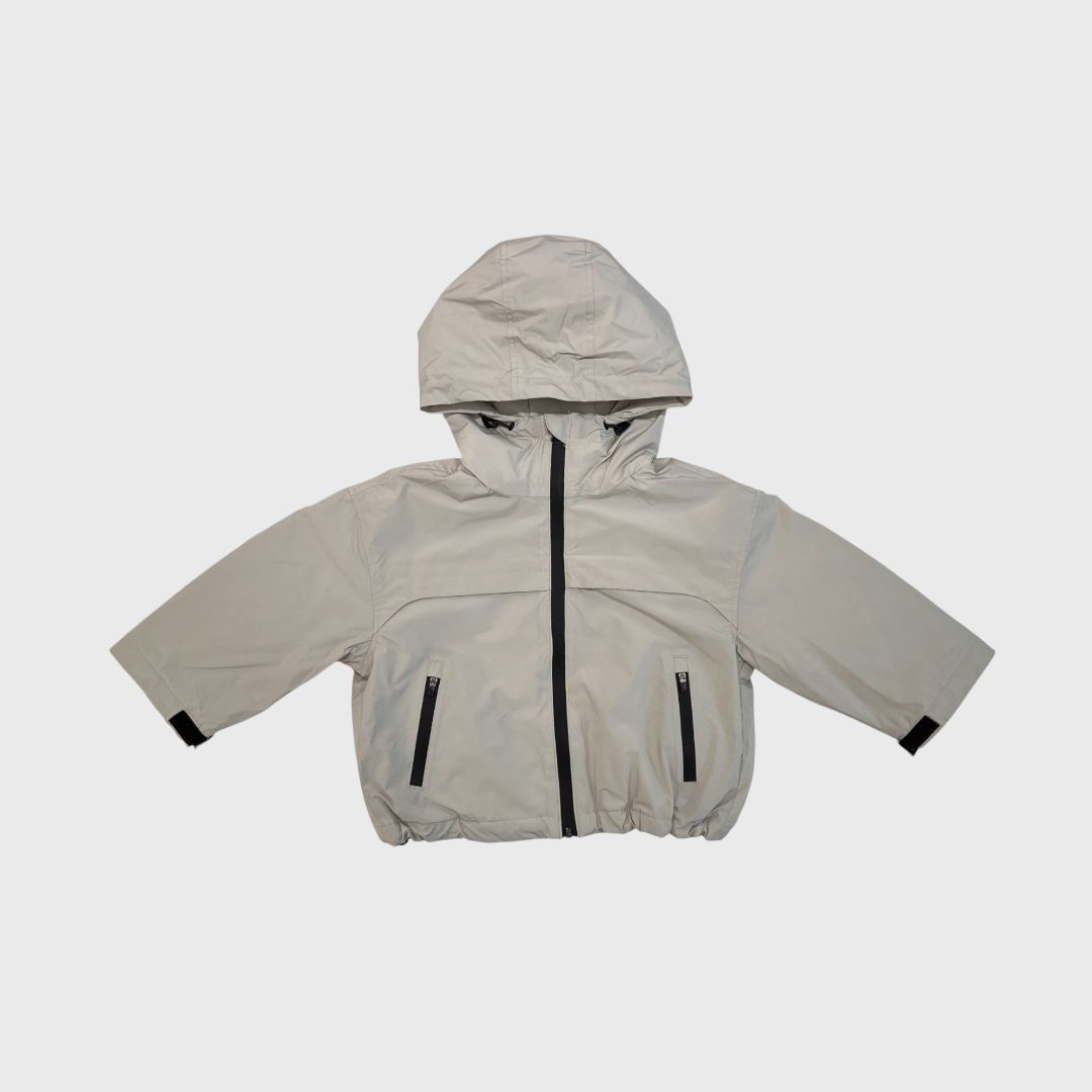 Серая плащевая куртка с капюшоном