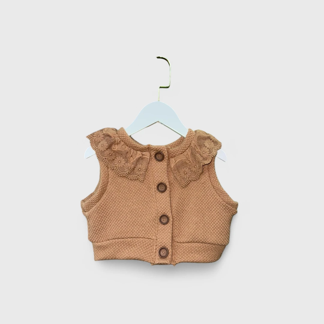 Коричневая безрукавка с рюшками