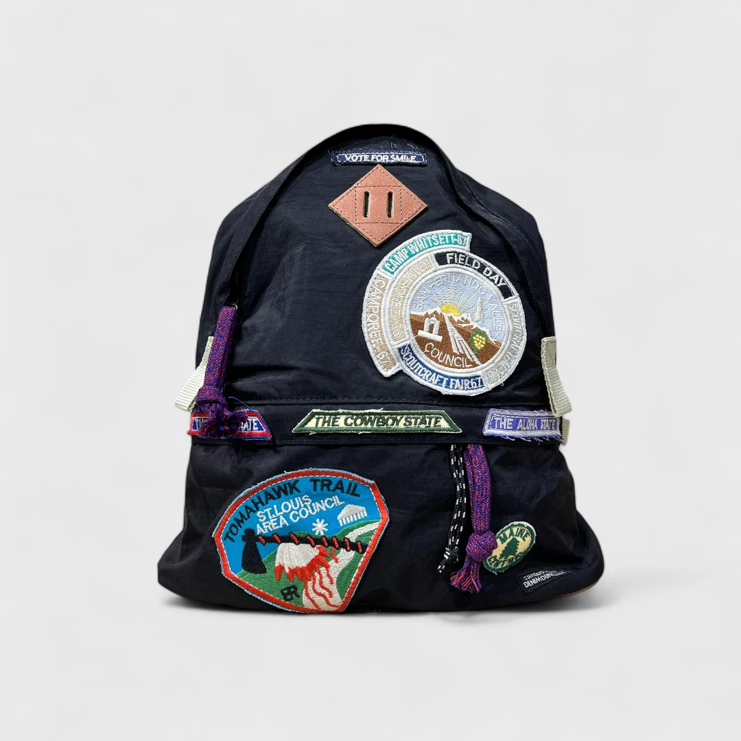 Черный рюкзак с нашивками