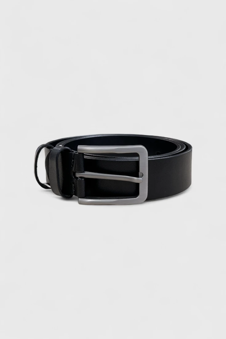 Черный кожаный ремень с пряжкой