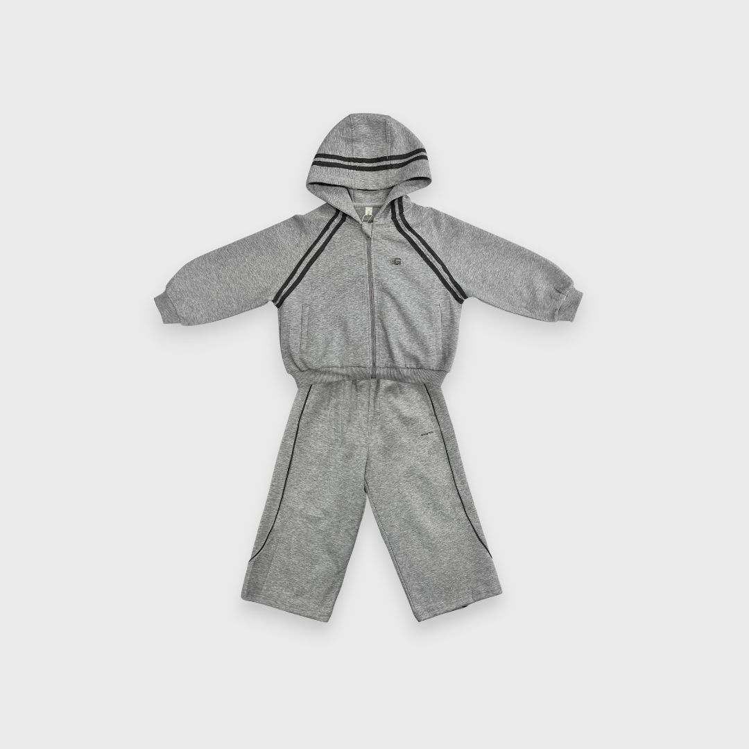 Серый костюм с капюшоном