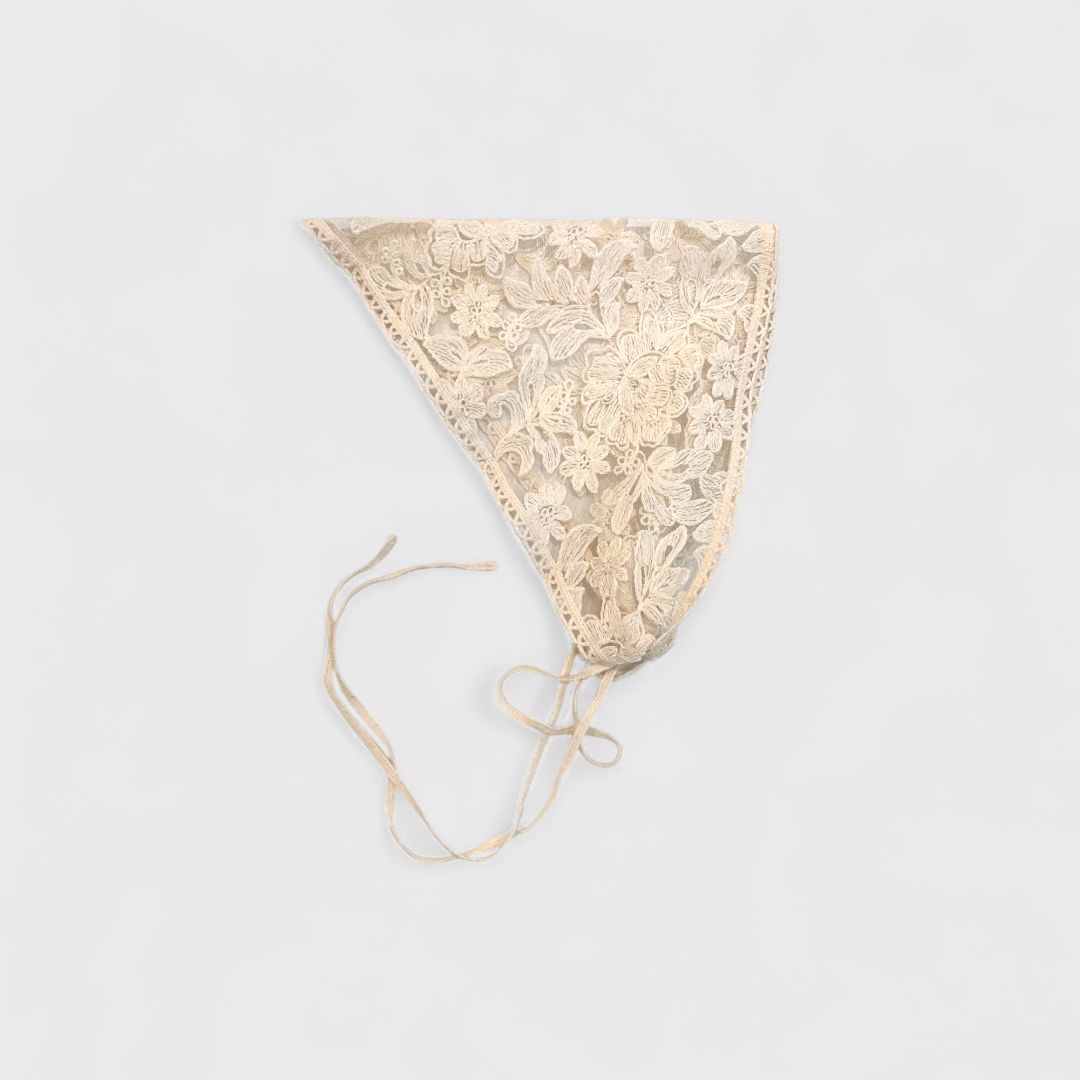 Бежевая кружевная косынка