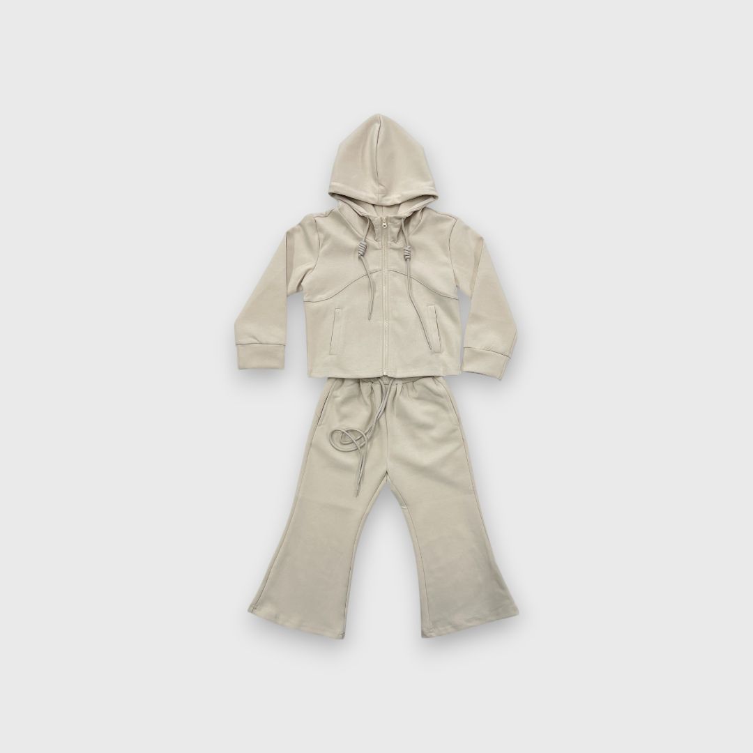 Молочный спортивный костюм