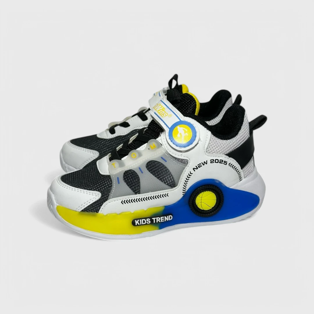 Кроссовки черно-белые с акцентами