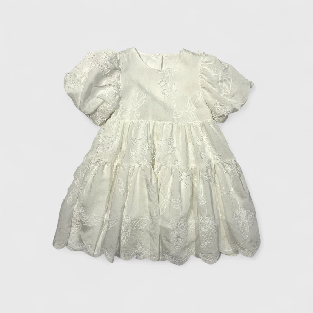 Белое платье с вышивкой