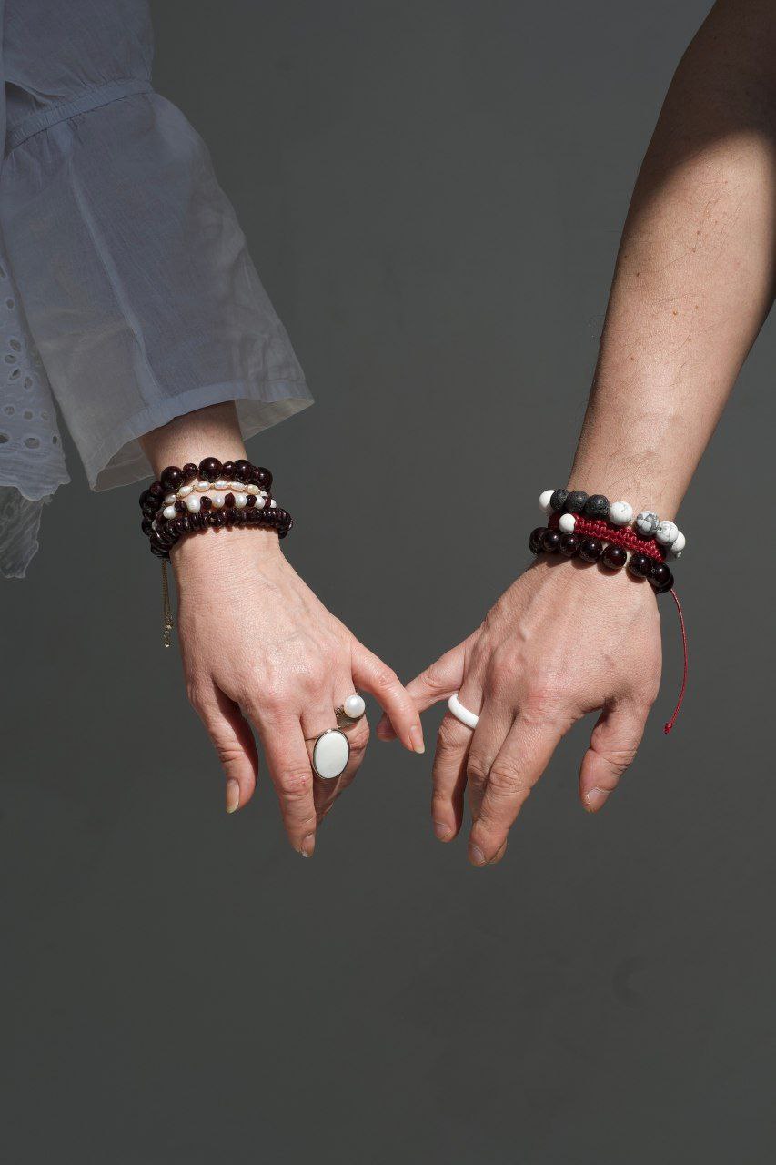 Коричневые браслеты из дерева и камня