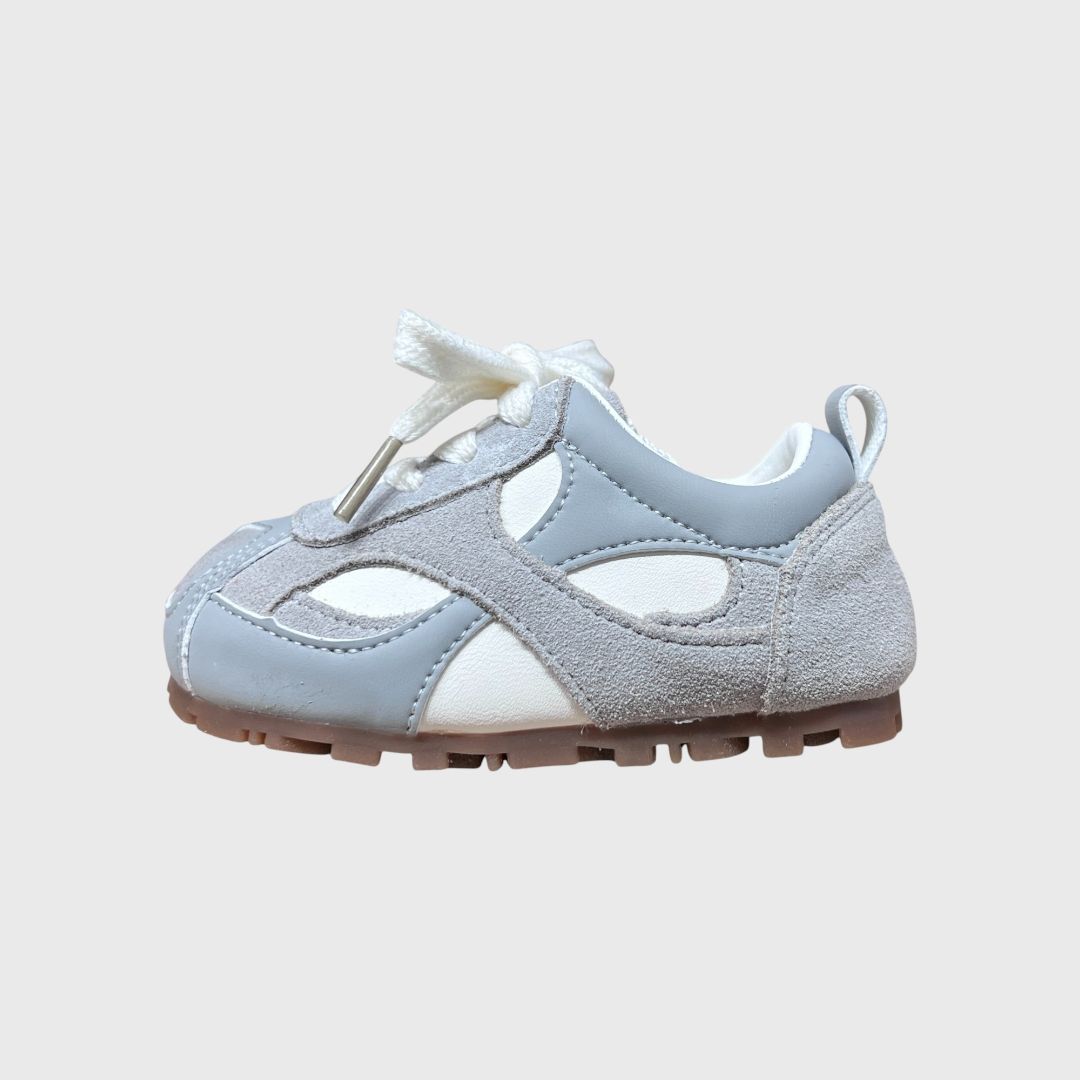 Серые кроссовки 