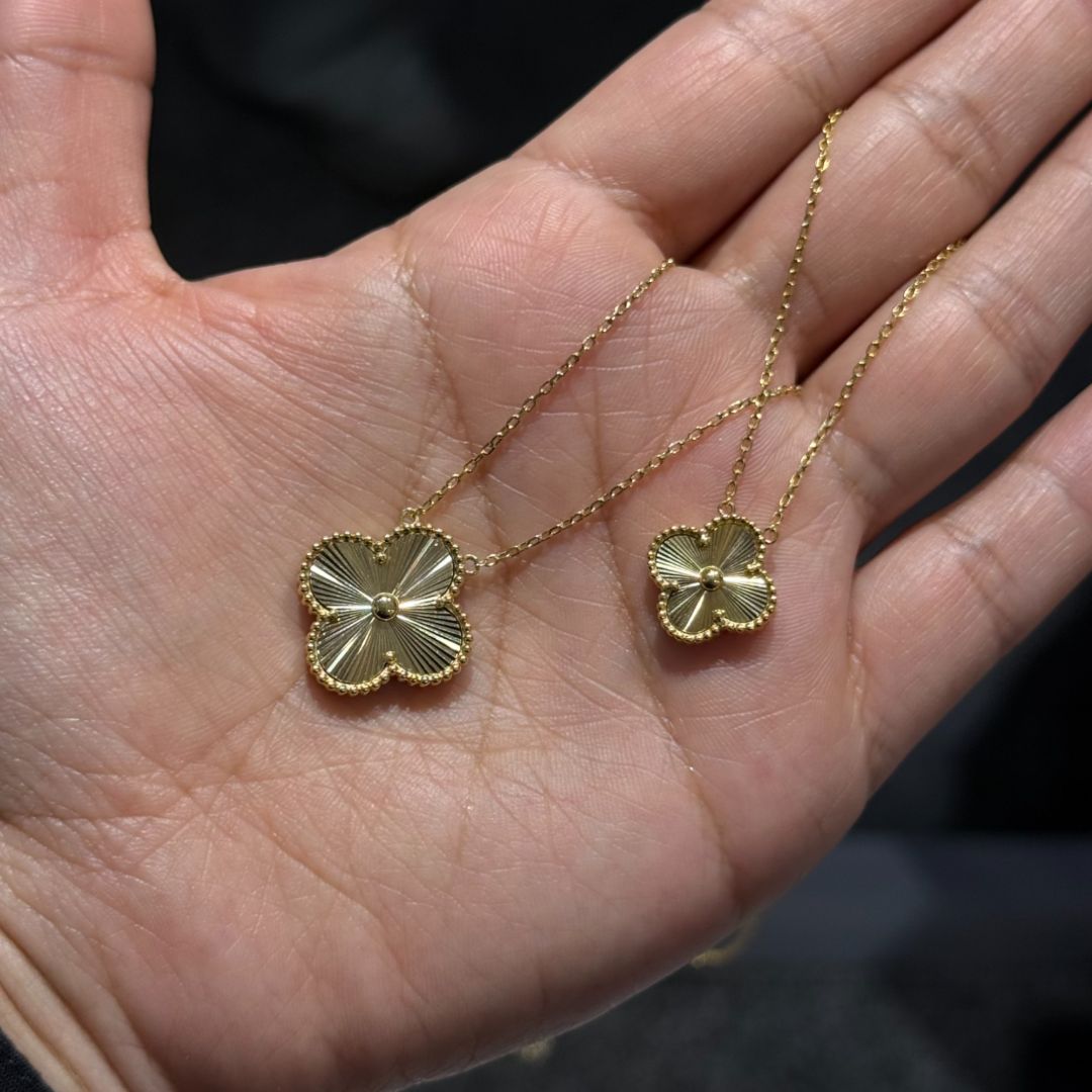 Золотое колье в виде цветка