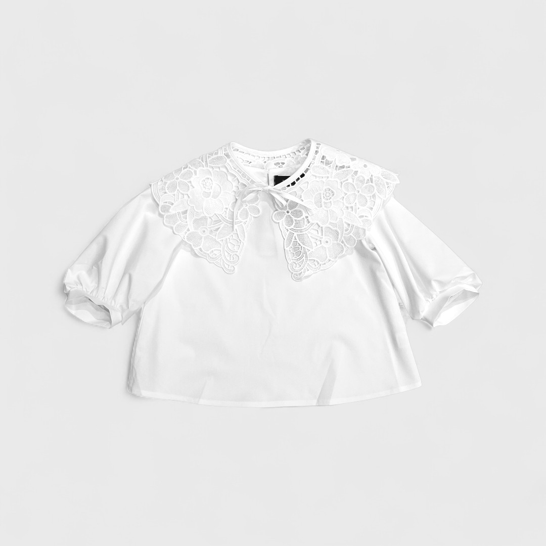 Белая блузка с кружевом