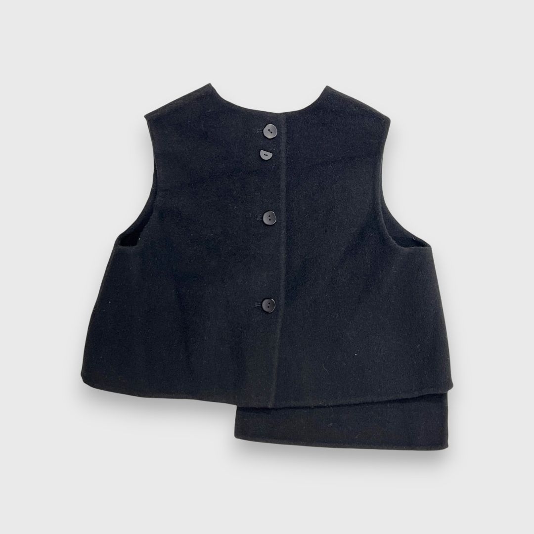 Черный жилет без рукавов